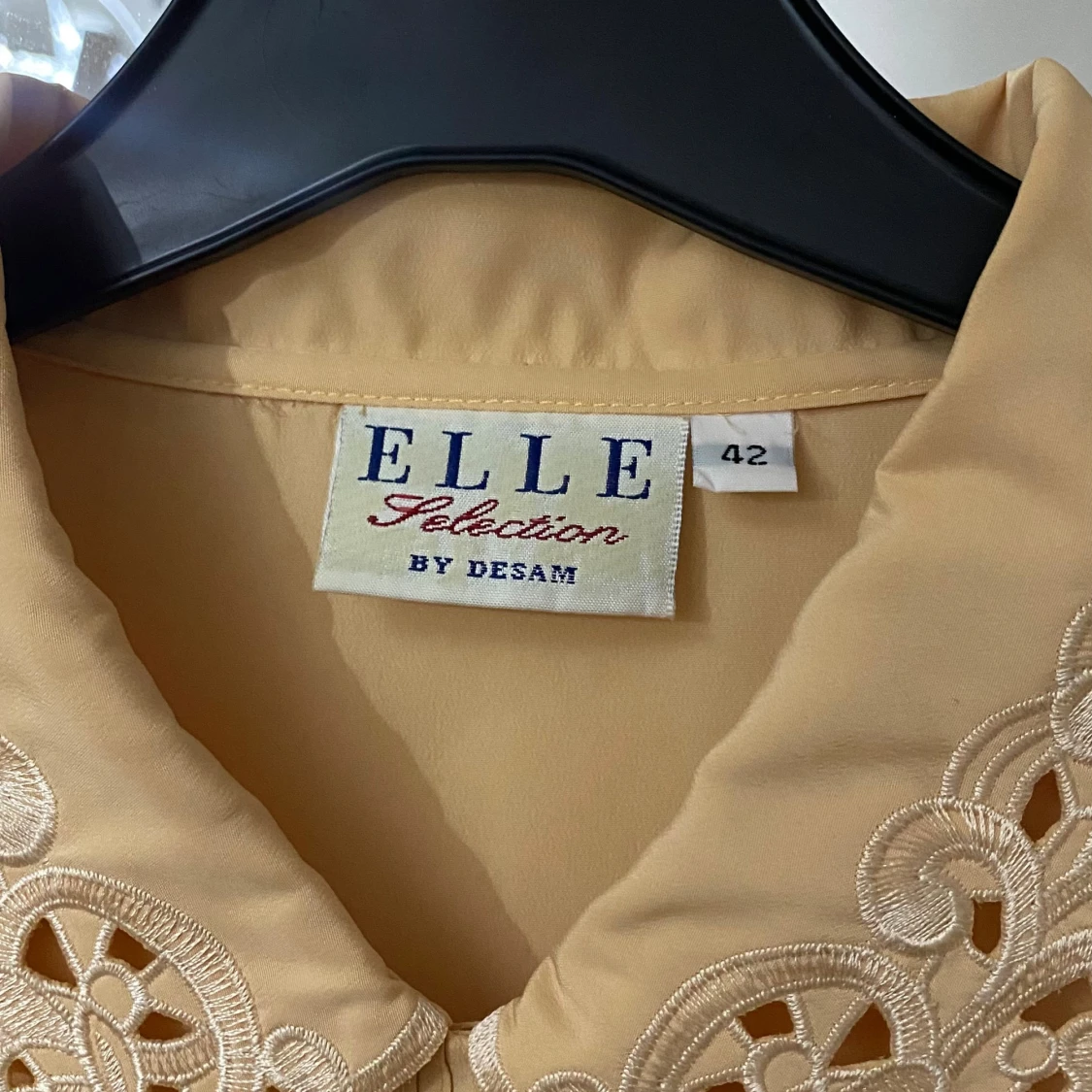 Beige skjorta med spetskrage Elle - 2