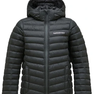 Svart dunjacka Peak Performance - Snygg svart dunjacka från Peak Performance med huva och dragkedja framtill. Jackan är quiltad och har en stilren look med logga på bröstet. Perfekt för kalla dagar och enkel att matcha med allt. Köpt för: 1349 och säljer för: 800