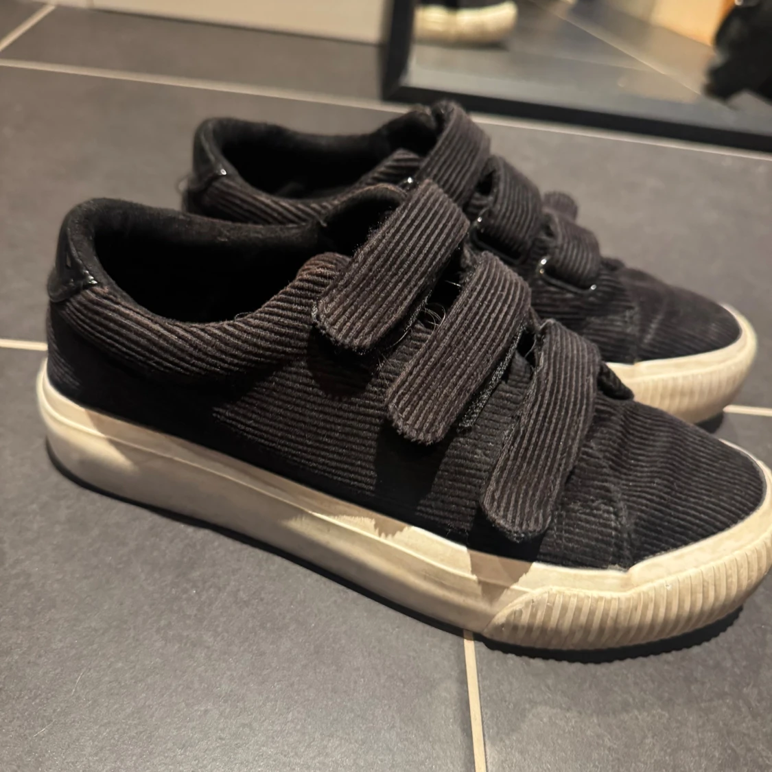 Svarta sneakers i manchester med kardborre