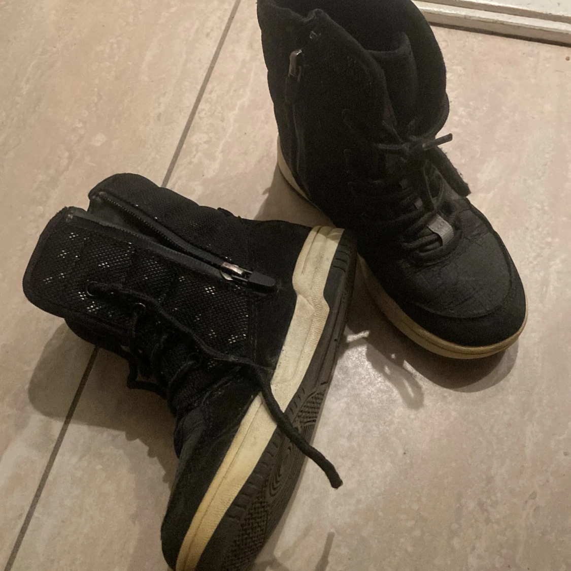 Svarta höga sneakers från H&M strl 28 - 1