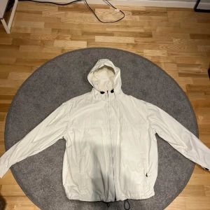 Regnjacka Gant  - Säljer en vit regnjacka från gant i storlek L. Jackan är i mycket bra skick och endast använd ett fåtal gånger då den inte passar mig. 