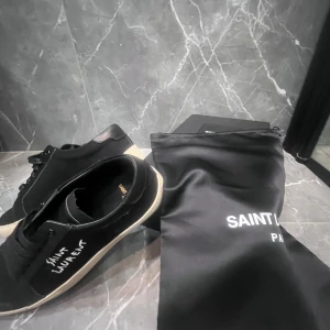  Saint Laurent sneakers - Dessa är lite slitna( kom pm för bild ) därför av lågt pris, annars riktigt bekväma o sköna. Äktenhet kan ej garanteras men de känns riktiga och ser riktiga ut