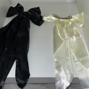 Rosetter - Två silkesrosetter till håret, aldrig använda