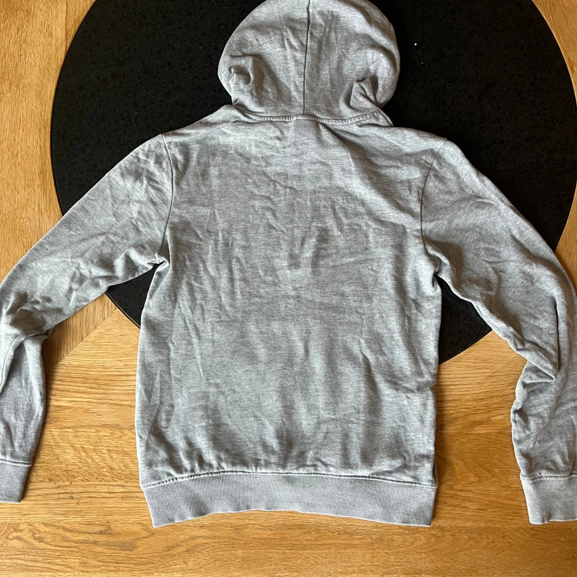 Grå hoodie med New York-tryck - 1