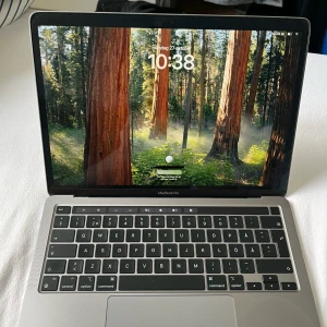 Mackbook PRO - Hej jag säljer nu min Mackbook PRO då den inte kommer till någon användning. Den är köpt för cirka 11000kr jag säljer den för 5000kr. Finns lite synliga märken men inget stort. Laddare och kartongen medföljer. 