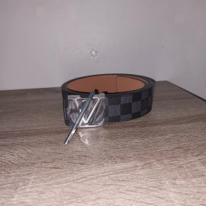 L Bälte Svart Silver - ● Helt ny, aldrig använt. Litet verktyg för att göra hål med är inkluderad 👍                                       ● Storlek: 110cm.                                                      ● Fraktar inom 24h, så att du får paketet så fort som möjligt! 📦                                                                          Vid frågor eller intresse, dm. 😁