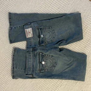 True religion flared jeans  - True religion i modellen Joey, lowrise flared jeans aldrig använda jag köpte dom på Sko Uno för 1499kr pris kan diskuteras 