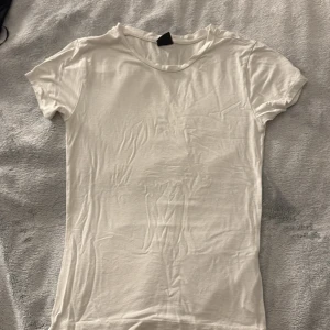 Vit basic t-shirt från Gina Tricot XS - Enkel och stilren vit t-shirt från Gina Tricot i storlek XS. T-shirten har rund halsringning och korta ärmar. Tvättas och stryks innan den skickas 💕