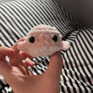 Rosa virkad val 🐳  - En jättegullig rosa val. Fluffigt garn med säkerhetsögon. Säkerhetsögon rekommenderas inte till barn under tre år eller hundar!‼️