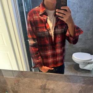 Tommy hilfiger skjorta - Schysst skjorta som också funkar som overshirt. Köptes ny för strax över tusenlappen. Skjortan är knappt använd och är i riktigt fint skick.