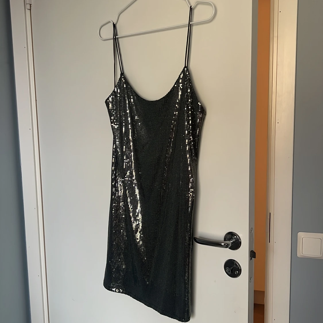 Svart glittrig kortklänning från Zara