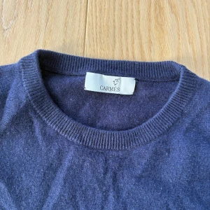 Mörkblå stickad tröja från Carmes - Mysig mörkblå stickad tröja från Carmes, sticks inte. priset går att diskutera och hör av för fler bilder eller frågor. Som ny i skicket.
