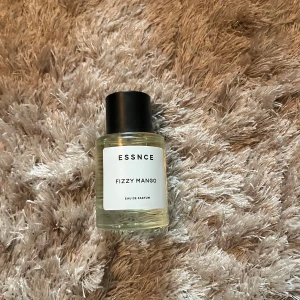 Essnce Fizzy Mango parfym - Fräsch Eau de Parfum från ESSNCE med namnet Fizzy Mango. Perfekt för dig som vill sticka ut med en modern och lekfull doft. Snygg och stilren flaska som passar i väskan eller på hyllan.