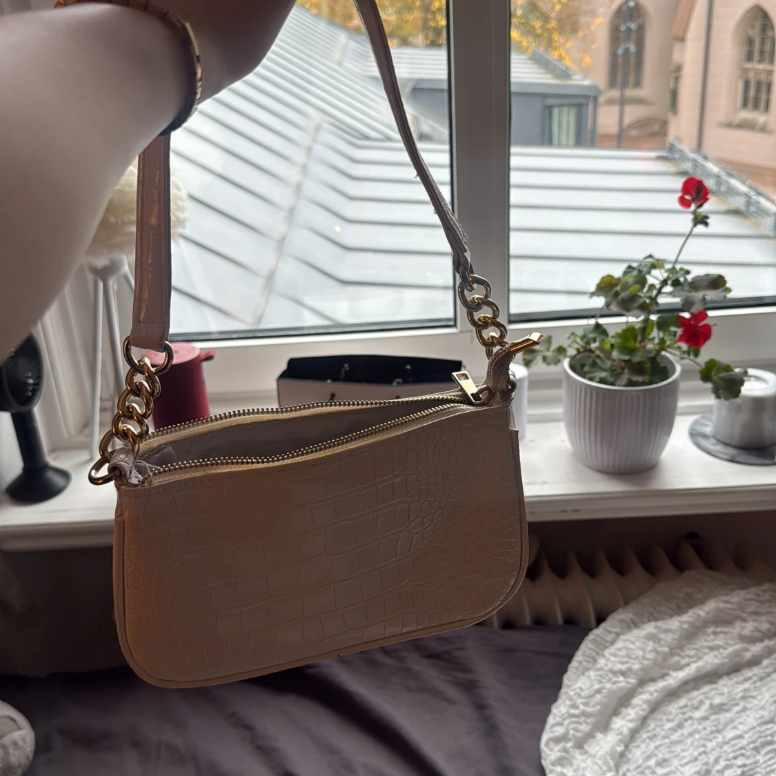 Vit axelväska med krokodilmönster - 2