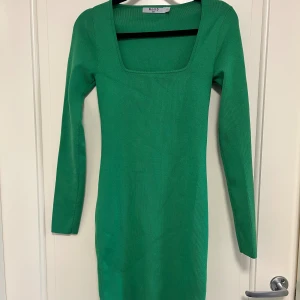 Klänning NAKD S  - Fin ribbad klänning bara provad 1 gång, stretchigt tyg som ger en fin form när den sitter på. Helt ny utan prislapp