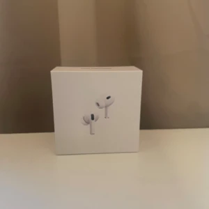 AirPods Pro 2nd generation (USB-C) - Säljer AirPods Pro 2nd generation med MagSafe-laddningsetui (USB-C). Hörlurarna är i nyskick och levereras komplett i originalförpackning. Aktiv brusreducering, transparensläge och hög ljudkvalitet. Perfekt för både musik och samtal. Inga synliga defekter eller slitage.