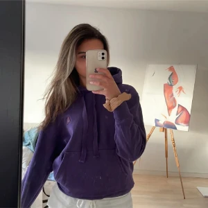  Acne Studios Hoodie - Snygg hoodie från Acne Studios. Använt 2 gånger då jag sällan använder hoodies. Väldigt oversized då sitter pösigt på mig som annars är en XS/S. Nypris ca 2500kr💜 Tveka inte att höra av er vid frågor eller fler bilder!