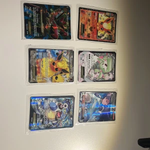 Pokémon EX-kort samling till salu - Cool samling med 6 Pokémon EX-kort i skyddande plastfickor! Passar både samlare och spelare som vill ha något extra i sin collection. Vissa kort är väldigt mycket värda och kan gå upp i pris i framtiden! Därför säljer jag för de priset som jag gör. Man kan köpa enstaka kort också om man vill det. 