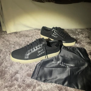Saint Laurent skor  - Nya saint Laurent skor, nypris ca 7000kr, mitt pris 2599kr ✅Storlek 44, passar även 43!       Og dust bag ingår ⭐️Hör av er vid frågor eller pris förslag !!!