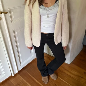 Stickad kofta - Säljer en beige oversized kofta som är mjuk och bekväm, perfekt för vardagsbruk. Den har en avslappnad passform och är lätt att matcha med olika outfits, vilket gör den till ett mångsidigt plagg i garderoben.