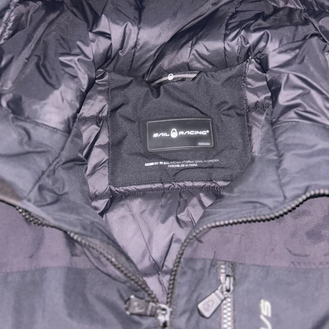 Svart Sail Racing pufferjacka med huva - 1