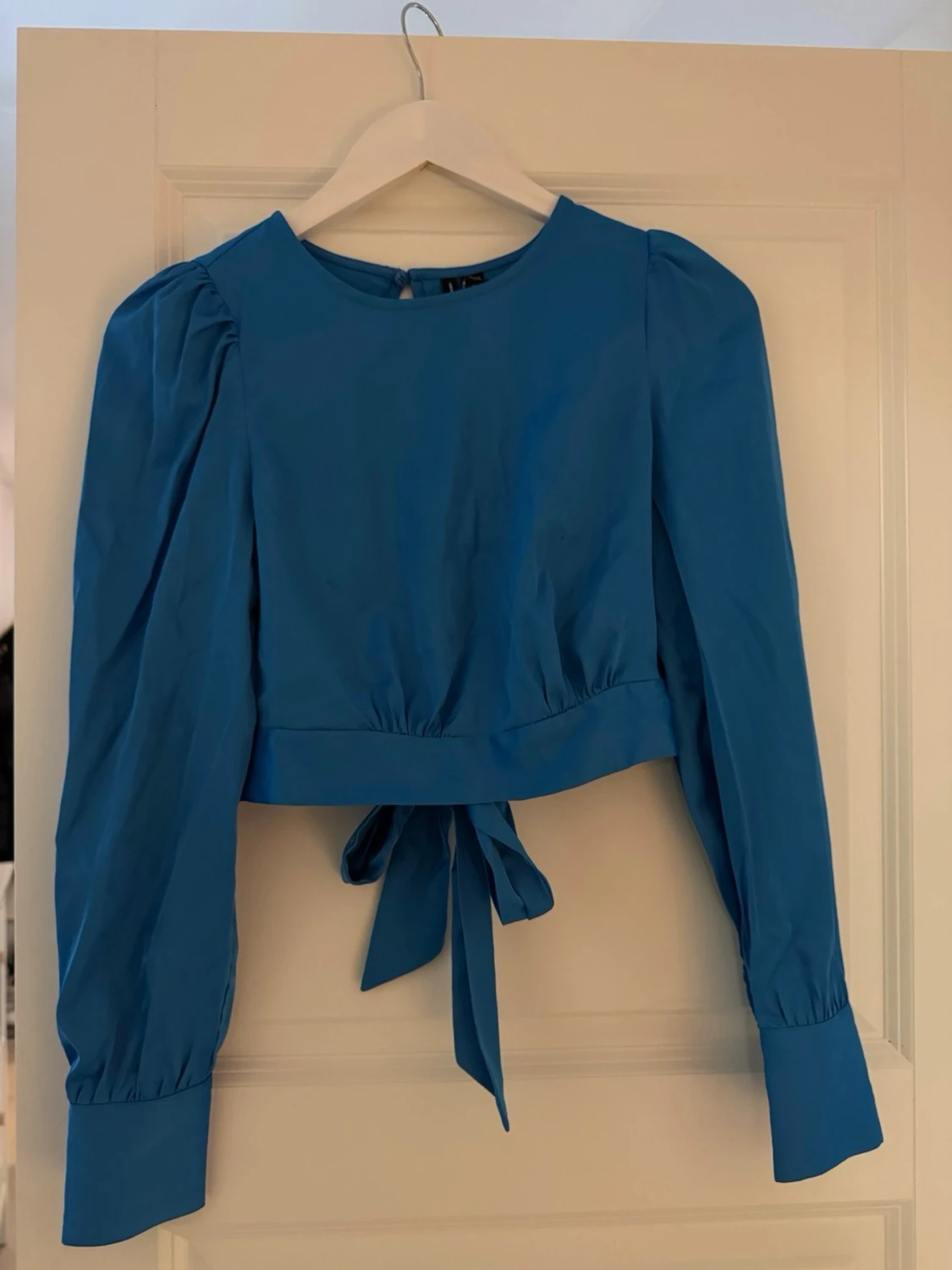 Blå omlott blus från Vero Moda