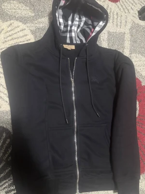 Burrbery zip hoodie - En fin Burrbery hoodie använd 2 gånger bara behöver pengar därför vill sälja storlek M