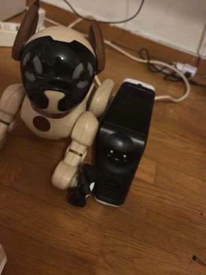 Woweee chip- Robot Dog - Sony AIBO ERS-7 robot hund med laddstation och interaktiv boll. Produkten är i gott skick med mindre ytslitage. Perfekt för teknikentusiasten eller samlaren. Levereras med originaltillbehör och laddare. Fungerar som interaktiv leksak och husdjur. Jag tror de kom med en klocka som missar men den funkar som det ska utan klocka genom app. Den e hel ny men jag vet inte hur man startar den så de e därför jag seljer den för bara 300 kr