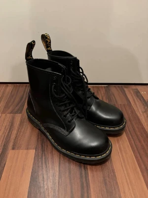 Dr. Martens 1460 - Riktiga Dr. Martens kängor i storlek 40. Deras kända 1460 modell i ”smooth leather”. Skorna är använda vid max 5 tillfällen. Säljs pga att de inte kommer till användning. Original pris för skorna är 2100kr. 