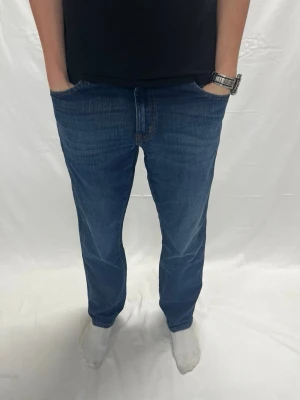 Wrangler Jeans Blåa - Skick 9/10 syns på bild / Storlek W31 L32 Regular fit / Modellen är 185 cm / Bara att höra av dig vid frågor och intresse!