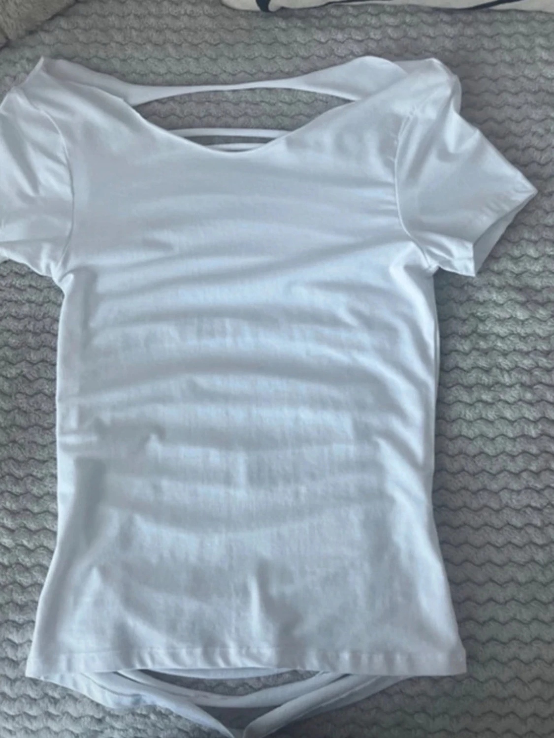 Vit t-shirt med öppen rygg och slitsar - 1