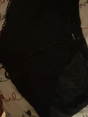 Svarta mjukisbyxor från Gina Tricot XS - Vill du ha fler bilder så kan du bara meddela mig ❤️Svarta mjukisbyxor från Gina Tricot i storlek XS. Byxorna har resår i midjan och är gjorda i mjukt material som är skönt att ha på sig. Perfekta för chill dagar och har en enkel, stilren look.