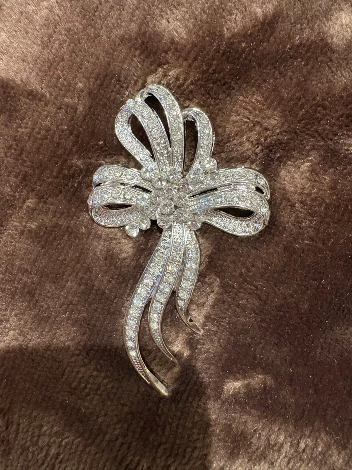 Silvrig rosettformad brosch med strass - 2