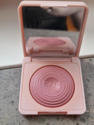 Caia Glow Blush Raspberry Passion - FAST PRIS 🌸Skickar endast med PostNord. Fast pris. Använd två gånger.