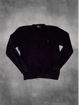 Mörkblå stickad tröja från Polo Ralph Lauren - Tja! Säljer denna riktigt snygga stickade Ralph Lauren-tröjan i storlek S. Den är true to size så den sitter som en S också. Tröjan har inga defekter men är tyvärr lite urtvättad men inget farligt som man tänker på. Passar utmärkt för lite kallare dagar. Bara att höra av sig vid eventuella frågor! /Nordic Closet