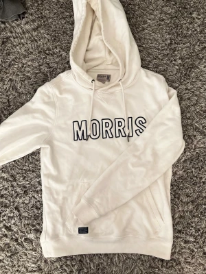 Vit morris hoodie🙌🤩 - En stilren hoodie från Morris som passar storlek S🙌🤩