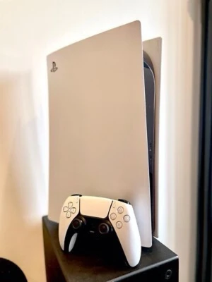 PlayStation 5 - Snygg och modern PlayStation 5 med tillhörande DualSense-kontroll. Konsolen ser ut att vara i mycket gott skick utan synliga repor eller skador. Perfekt för gaming med kraftfull prestanda och stöd för de senaste spelen.