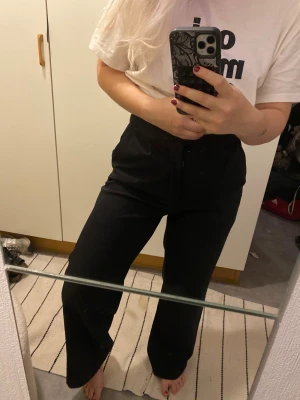 Svarta wide kostymbyxor från lager S-M - Svarta kostymbyxor med hög midja. Bra för de som vill ha det tajtare i midjan och att det sitter bra vid stussen 🙌 Jag har M och de passar mig!