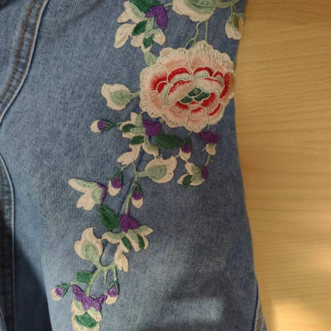 Blå jeansklänning med broderade blommor - 1