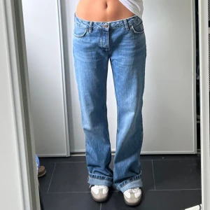 Zara jeans  - Slitna nere vid hälen därav priset, kom privat för fler bilder. Jag är 172 och dem är perfekt längd på mig när dem är lite uppvikta❤️
