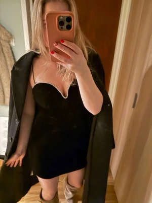 Nyårsklänning, svart figursydd med glitter strass - Säljer nu min nyårsklänning från tidigare nyår, endast använd vid ett tillfälle. Den är i sammet material med silvrigt strass upptill, avklippt för att vara en kort klänning (den var lång innan). Superfint skick och storlek XS 🌟 köpt på Gina Tricot