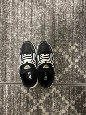 B30 skor - Helt nya b30 skor i svart o vit. Kommer inte med box ( bara skorna ). 