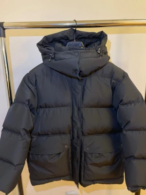 Peak Performance W 2L Down Parka strl S - W 2L Down Parka   Köpt i december förra året och endast använd vid två tillfällen. Nyskick.  Varm och funktionell dunparka med tvålagerskonstruktion, framtagen för vinterbruk. Vind och vattentåligt yttertyg, isolerad med ansvarsfullt producerat och spårbart dun enligt Responsible Down Standard. Avslappnad passform med bra rörelsefrihet och möjlighet till lager under.  Färg: svart Storlek: S Pris: 3000 kr