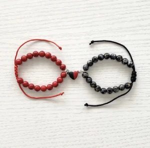 Par Armband 🖤🤍 Nytt armband görs vid varje köp! - Handgjorda av oss. Armbanden är justerbara. 💓tryck inte på köp nu då det inte blir rätt frakt (om man vill ha spårbar frakt så är det att bara säga till då vi  postar med frimärke!) 🫶🏼 Nytt armband görs vid varje köp!