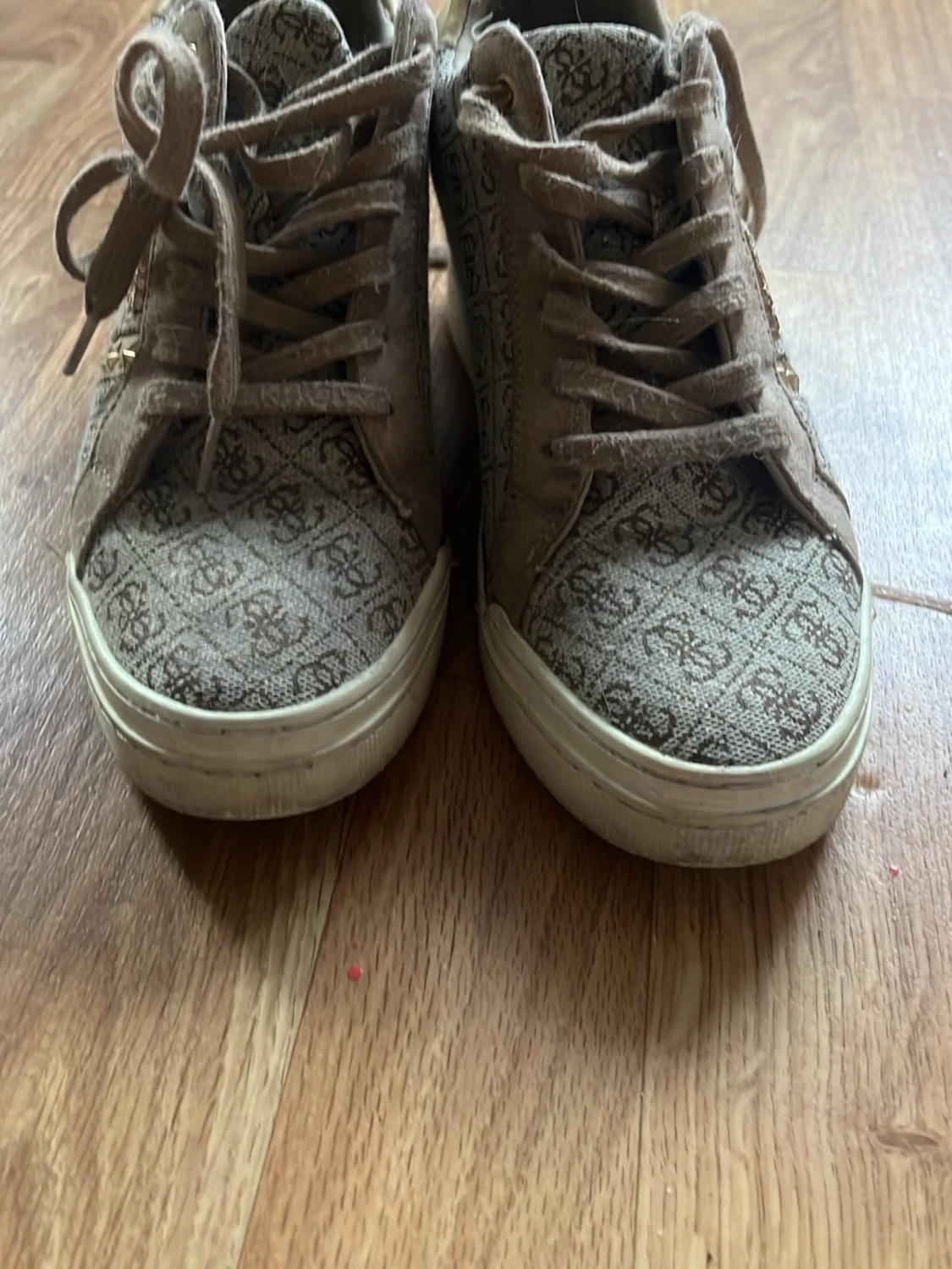 Beige sneakers från Guess med mönster - 2