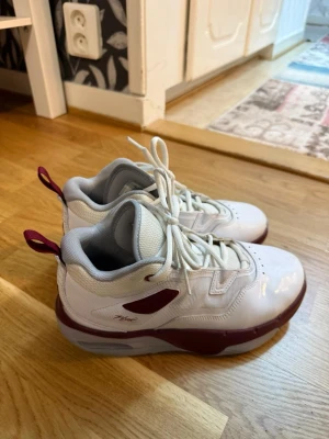 Jordan stay loyal 3 - Jordan stay loyal 3 sneakers i vit och vinröd färg med snygga detaljer. Skorna har snörning, rund tå och platt sula. Ovandelen är i syntet och skinn med meshpaneler för extra komfort. Perfekt för idrott eller sport. Storlek 36 1/2. Har andvänts några gånger. Finns i Göteborg att hämtas!