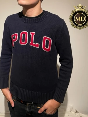 stickad Polo Ralph Lauren - Polo Ralph Lauren tröja | färg blå röd | storlek m 10-12 år | skriv vid frågor eller mer bilder!⚜️