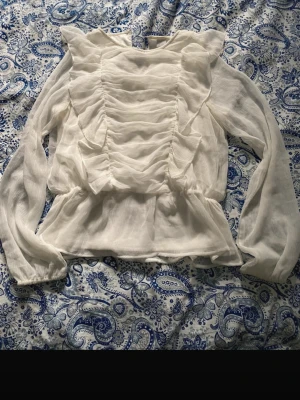 Söt blus från Lindex med fina volanger  - Söt blus Lindex i storlek 170