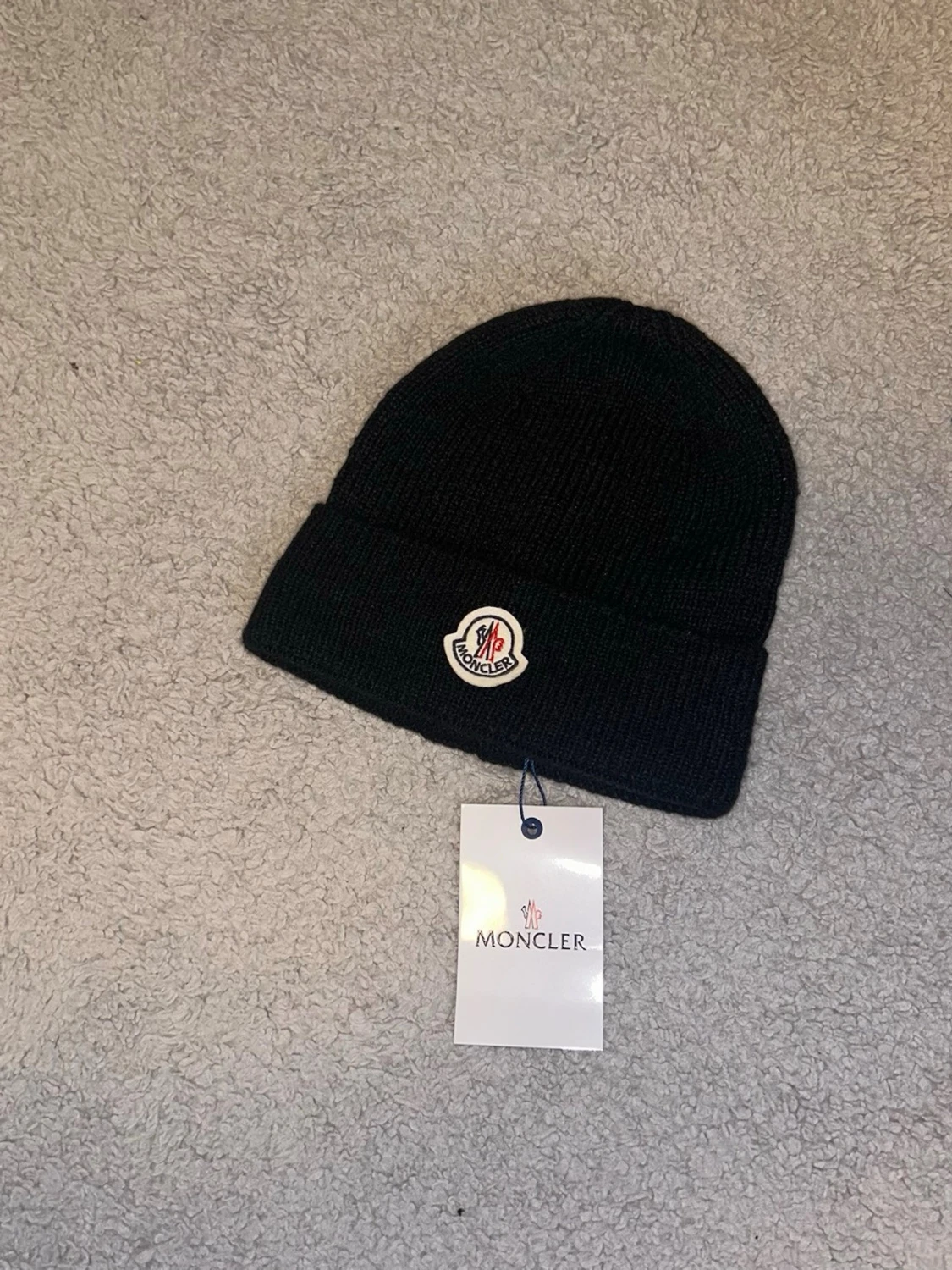 Svart Moncler mössa i ull