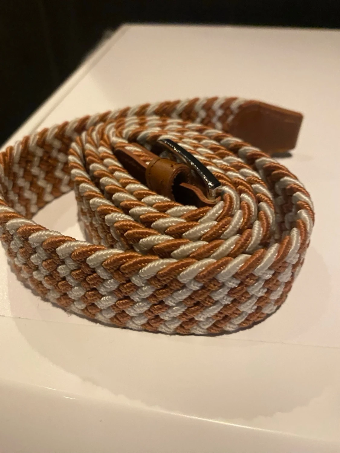 Randigt flätat bälte i beige och vitt - 1